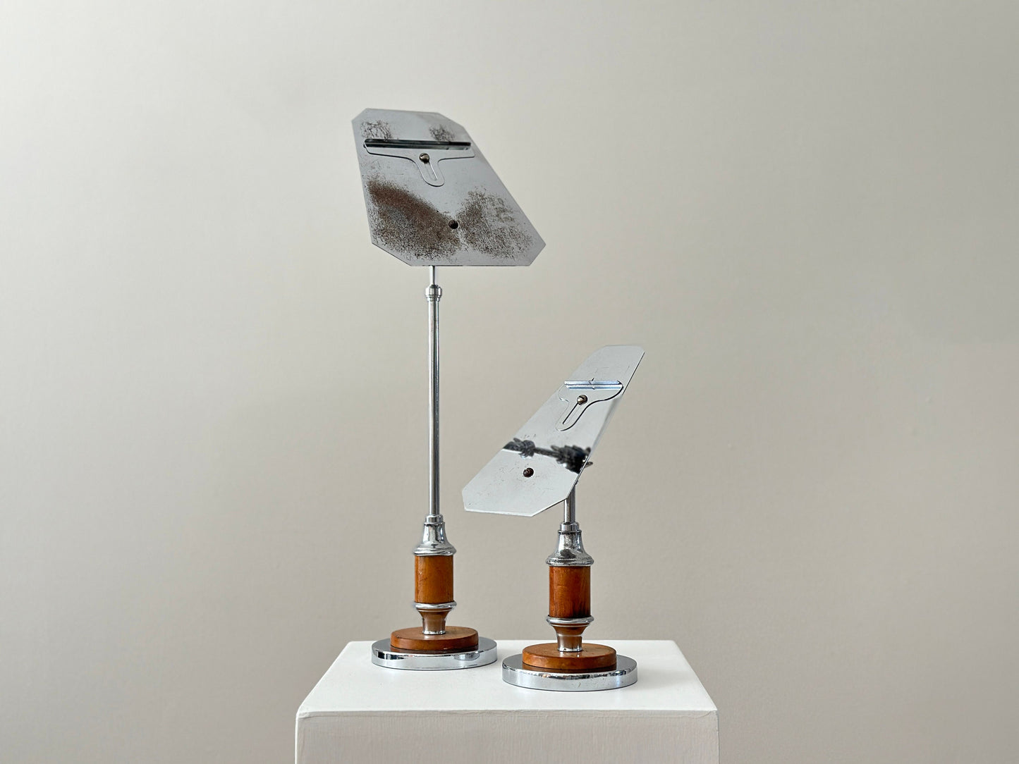 1930s – Pair of Art Deco display stands in burl wood and chrome