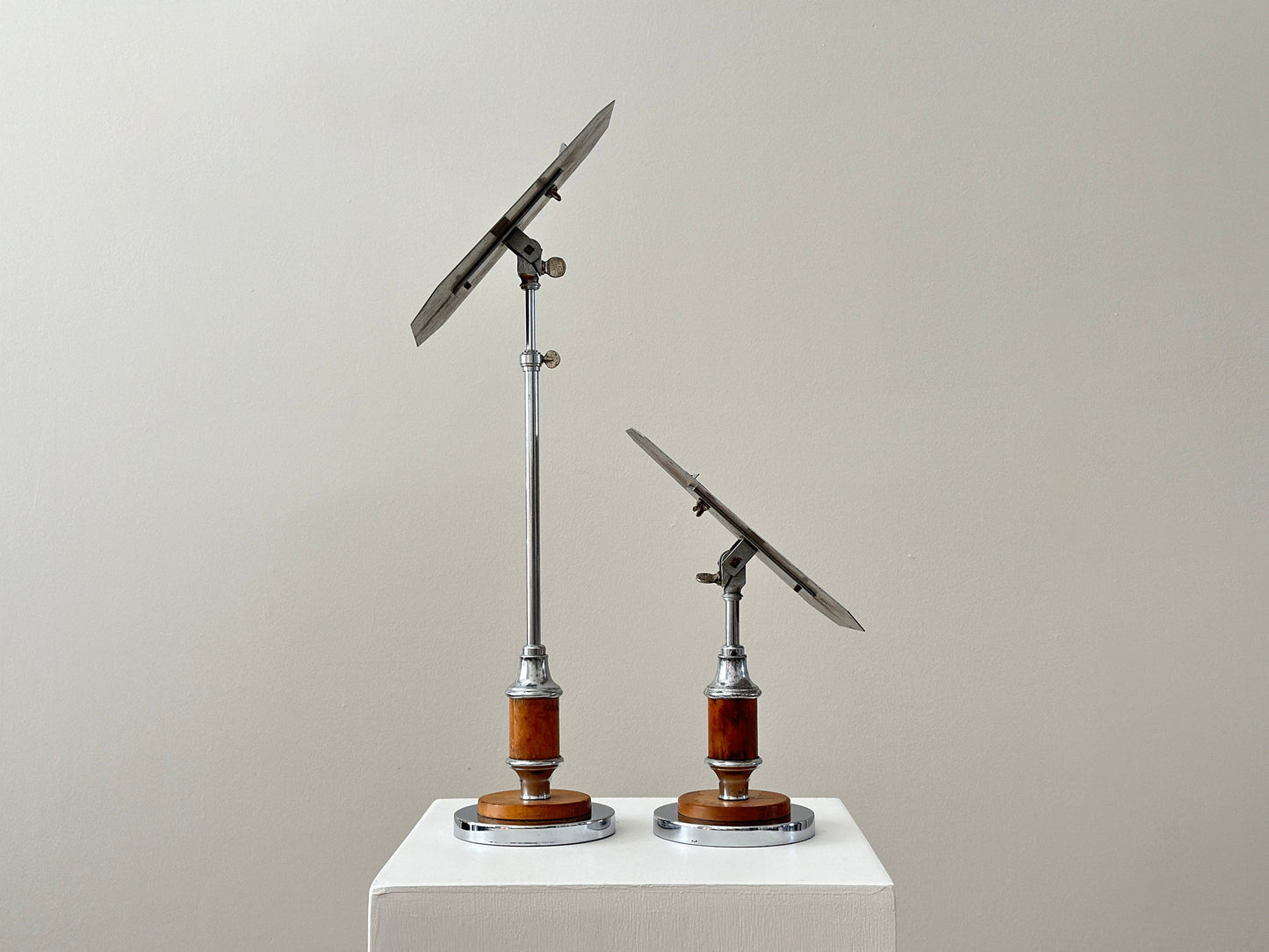 1930s – Pair of Art Deco display stands in burl wood and chrome