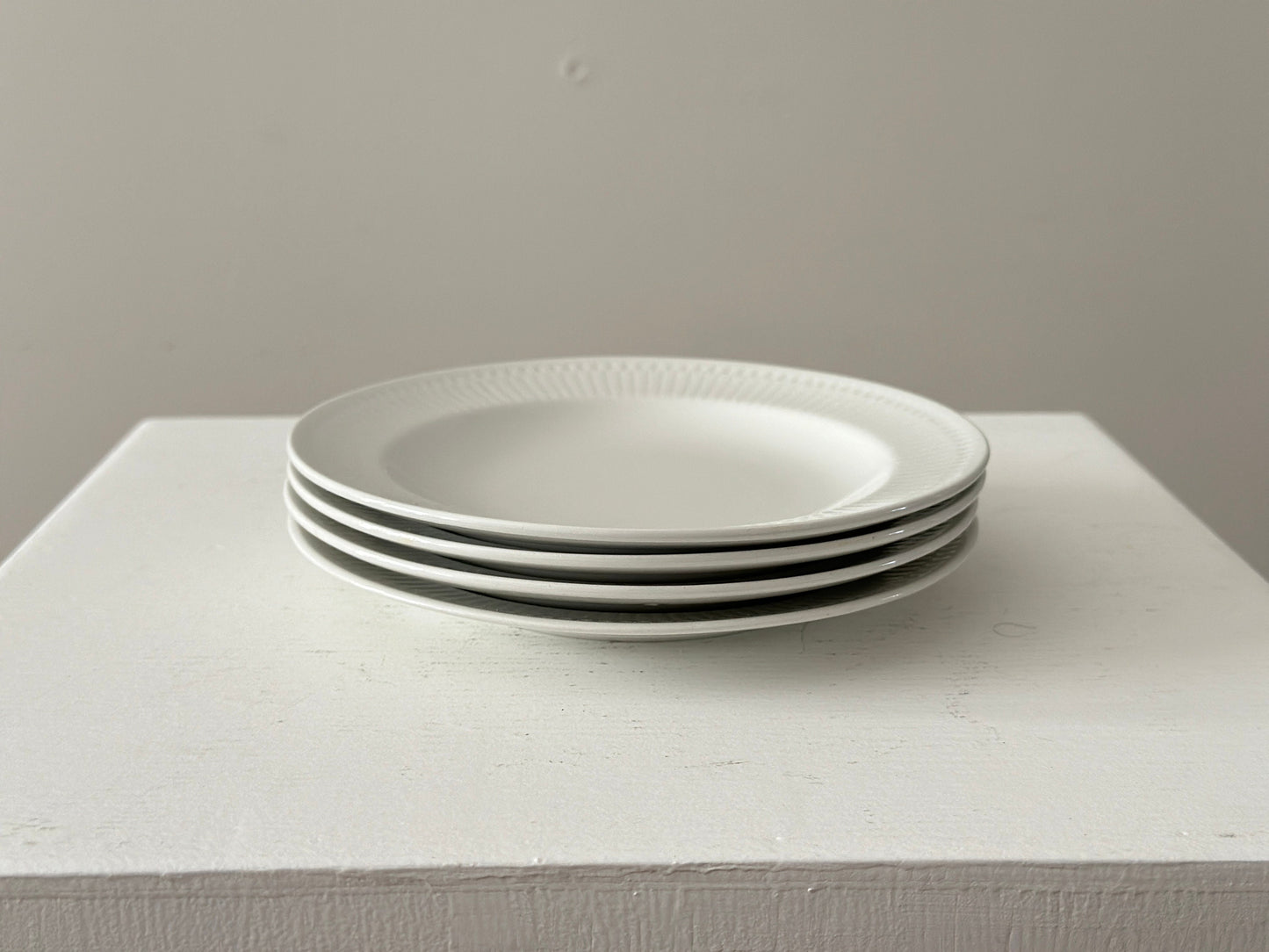 1957 – Set of 4 Rörstrand small white plates by Hertha Bengtson