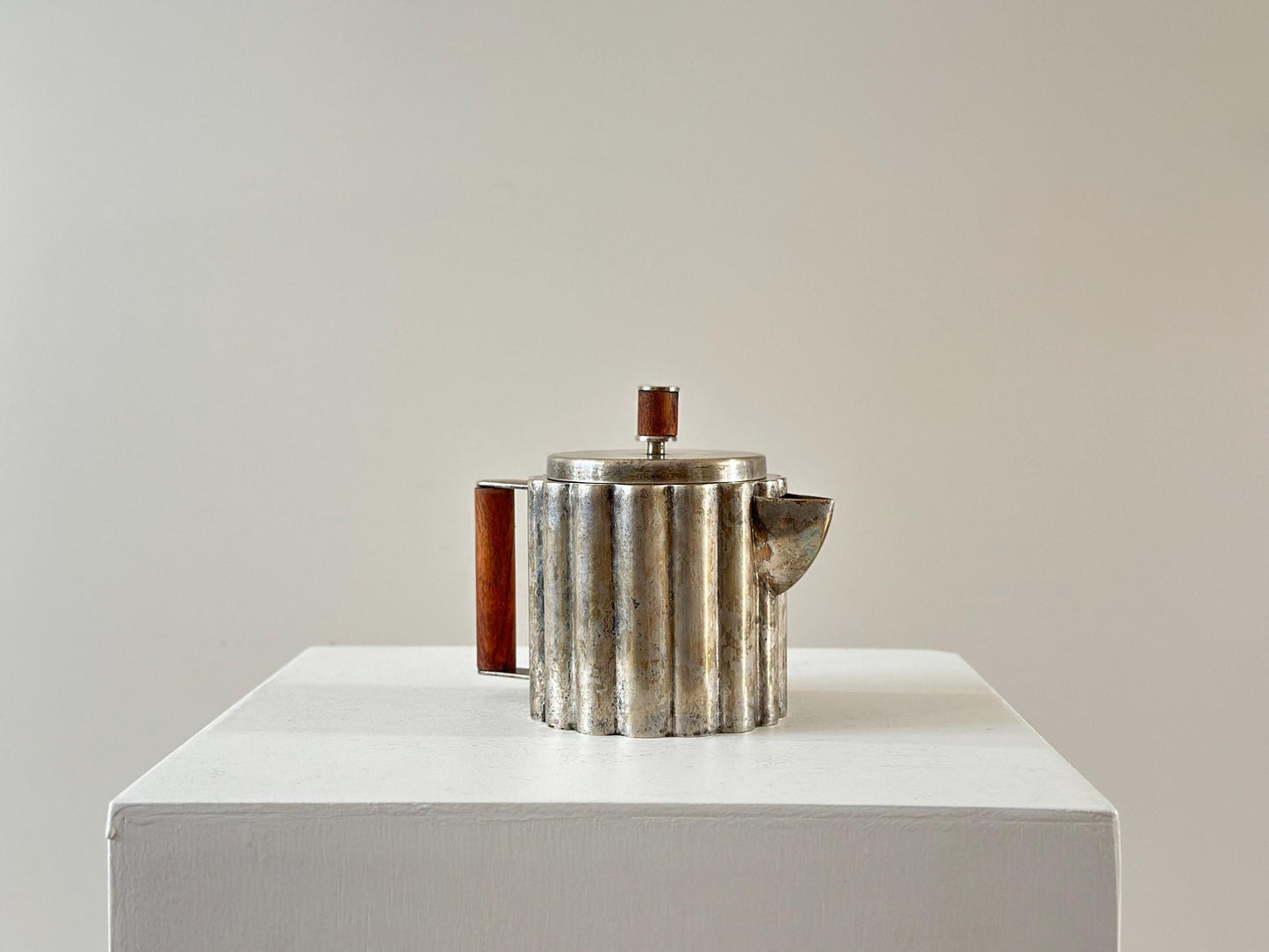 1928 – Ilonka Karasz bauhaus nickel silver plated teapot