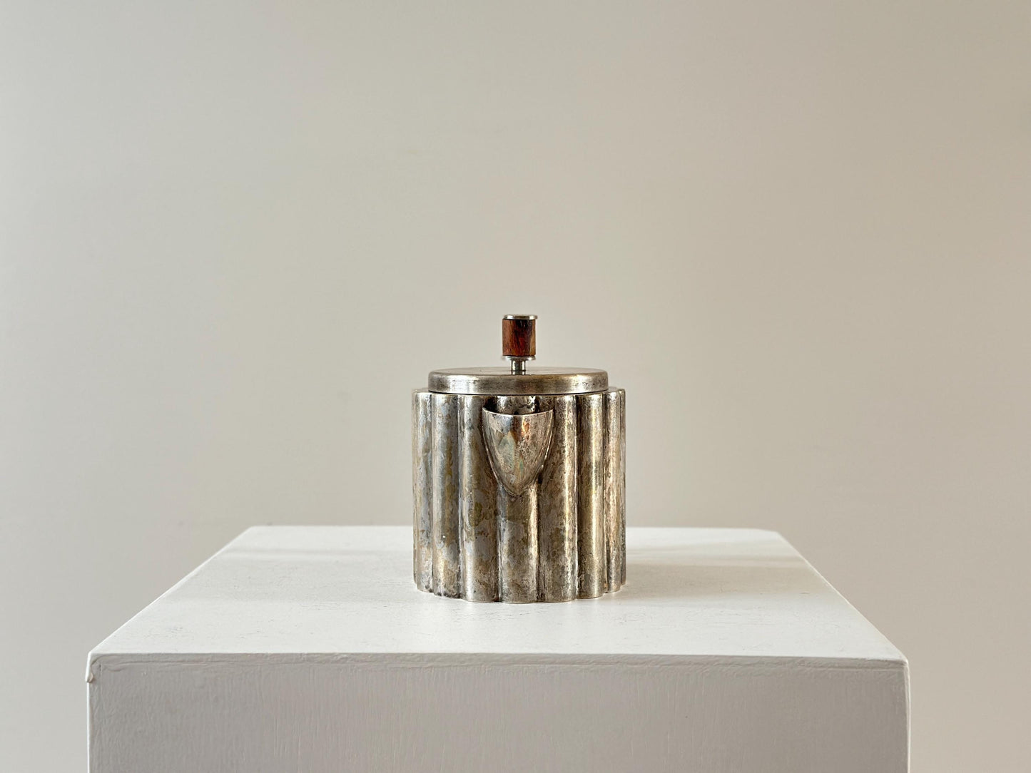 1928 – Ilonka Karasz bauhaus nickel silver plated teapot
