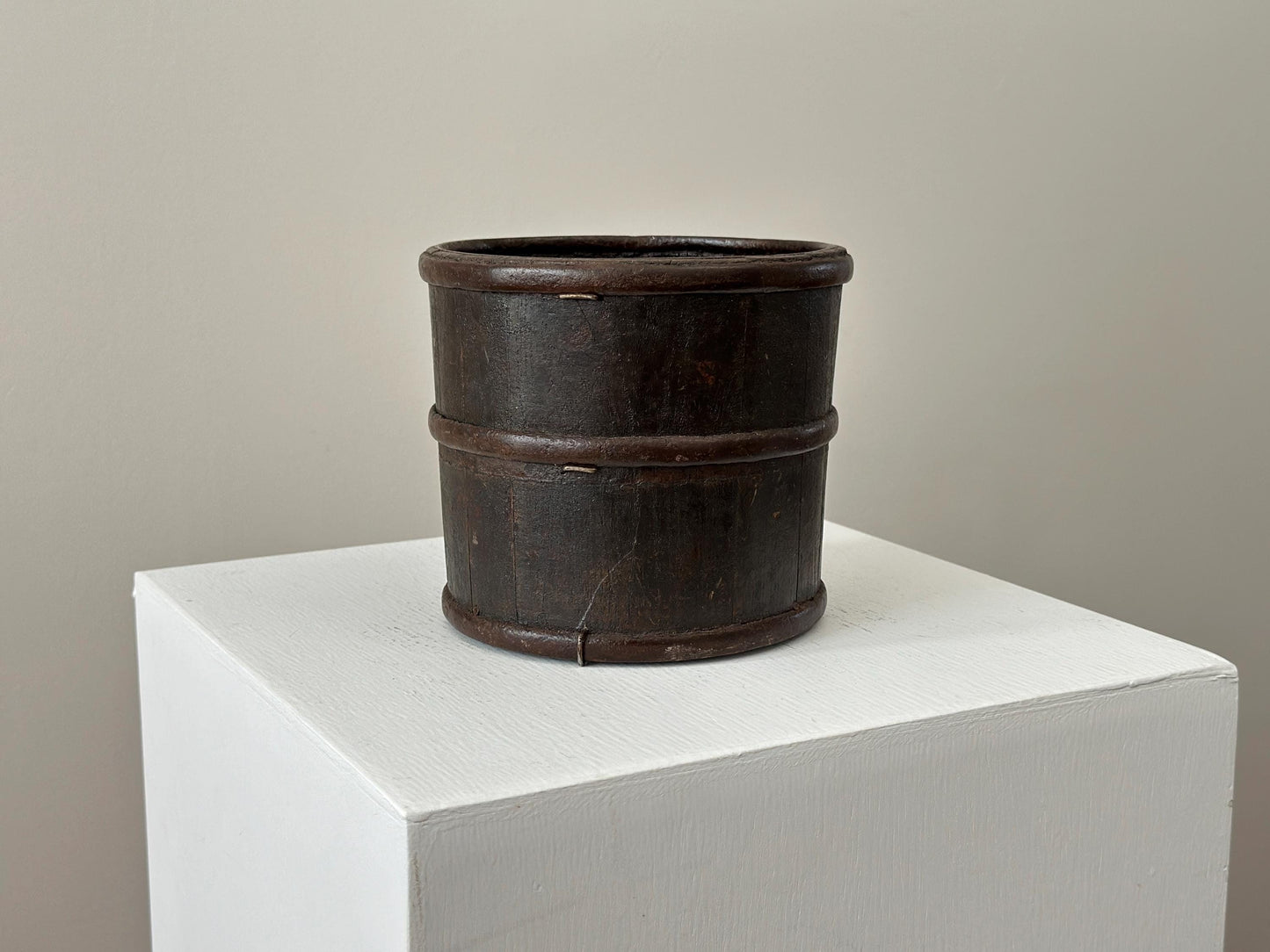 19th Century – Antique Chinese wooden bucket with iron bands, Qing-dynasty era, rustic and weathered.
