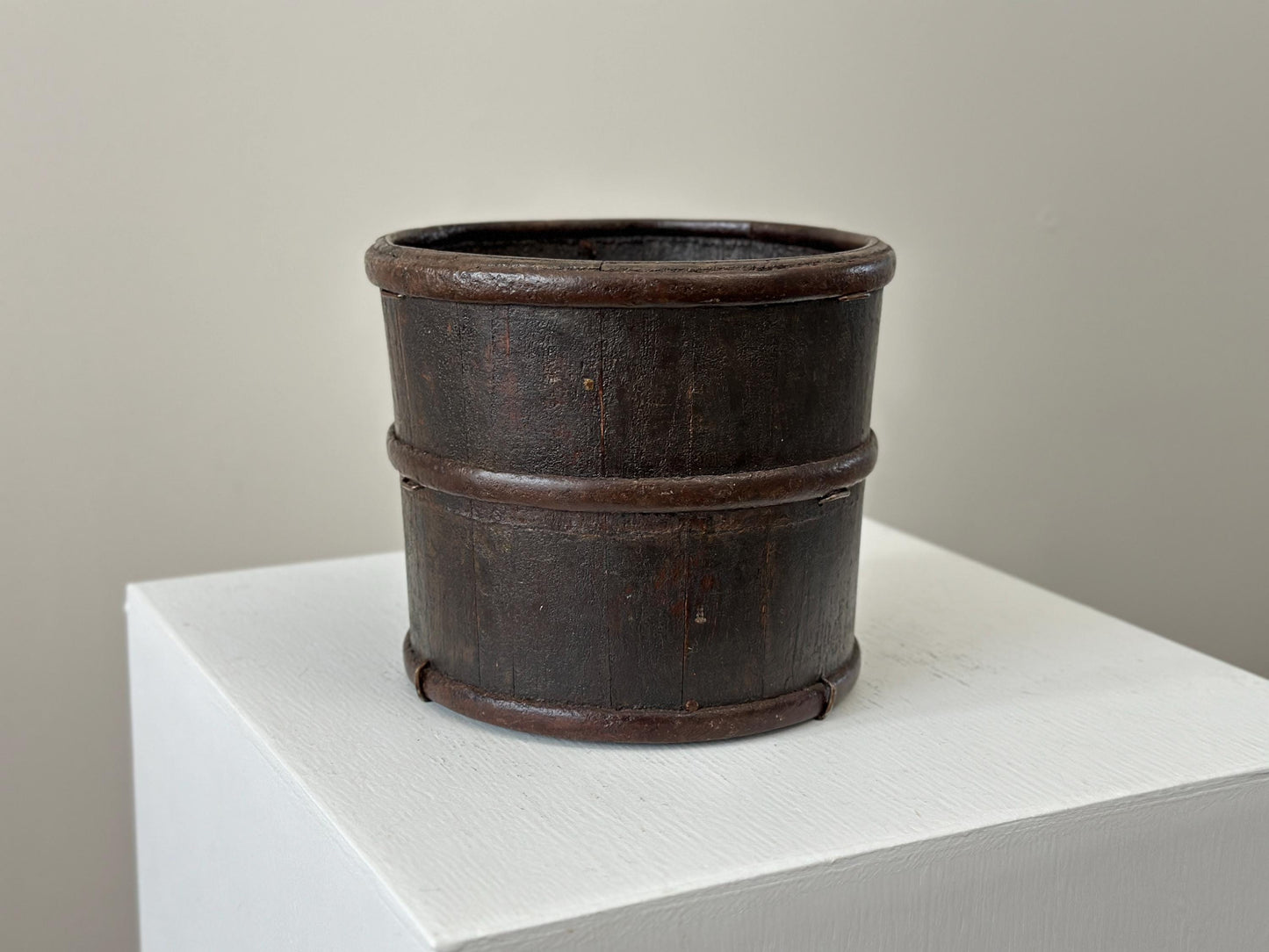 19th Century – Antique Chinese wooden bucket with iron bands, Qing-dynasty era, rustic and weathered.