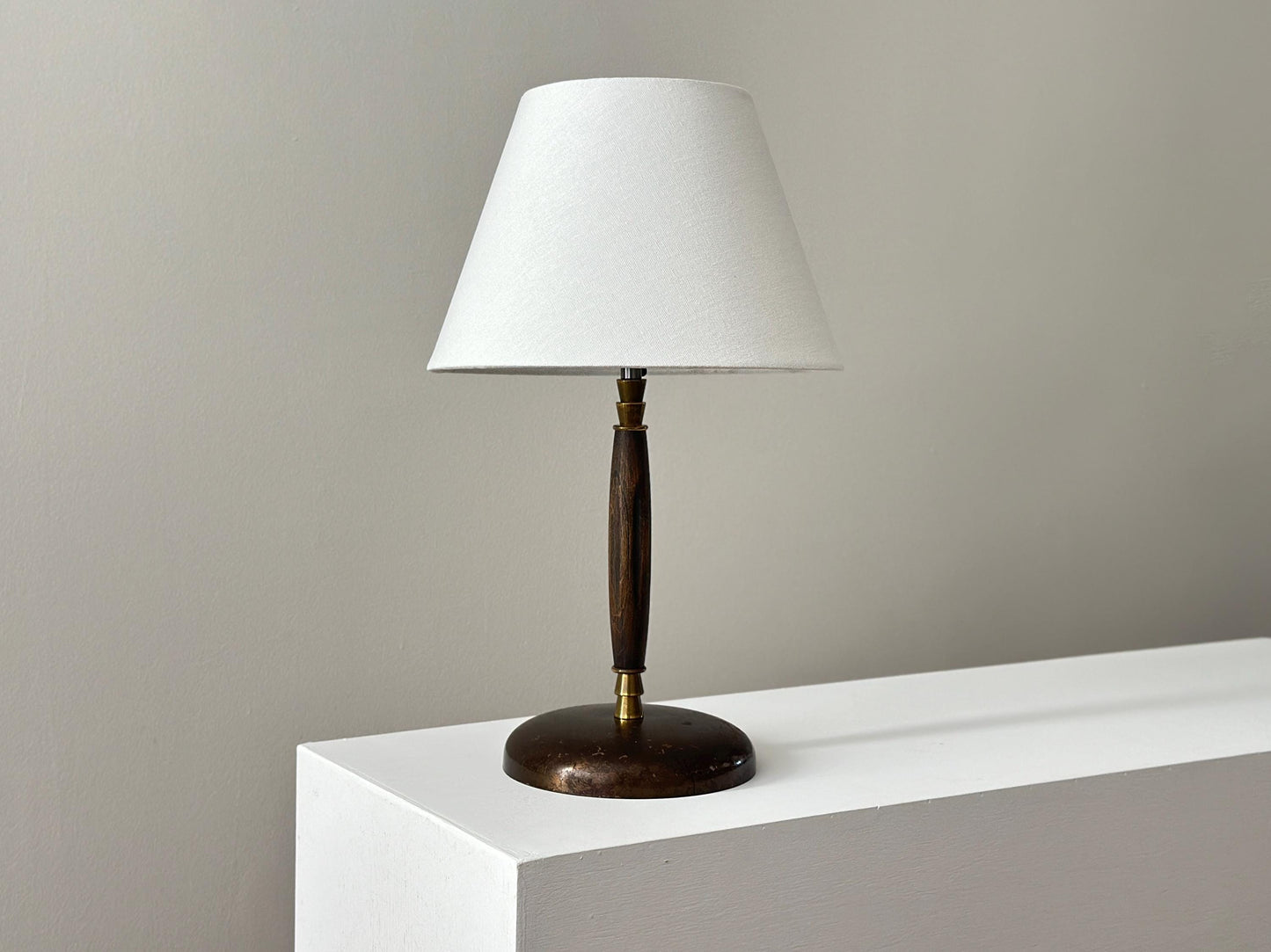 1960s – Vintage Mid-Century table lamp with brass stepped accents, wood turned stem, heavy lead base