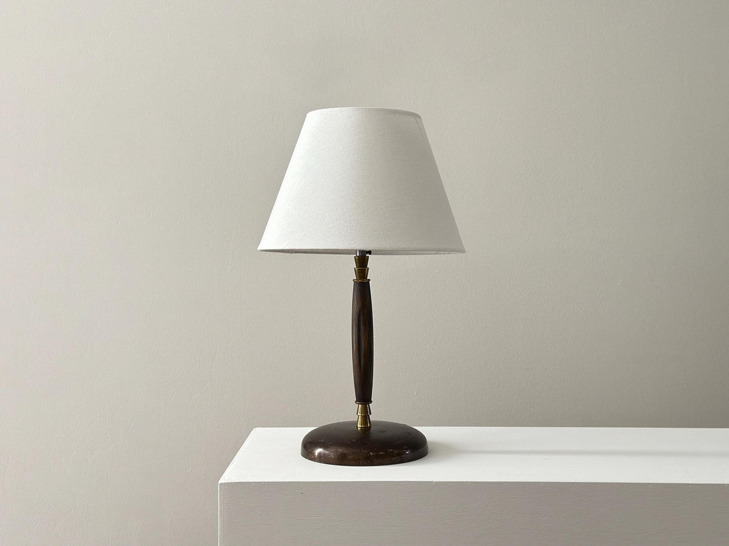 1960s – Vintage Mid-Century table lamp with brass stepped accents, wood turned stem, heavy lead base