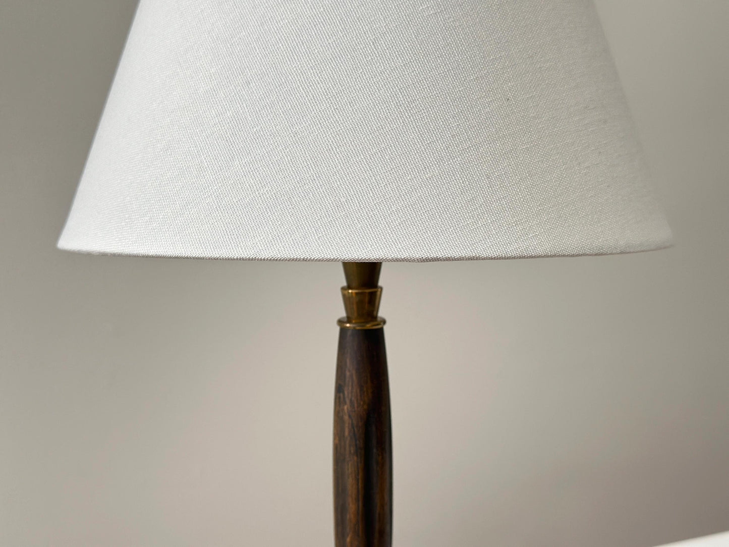 1960s – Vintage Mid-Century table lamp with brass stepped accents, wood turned stem, heavy lead base