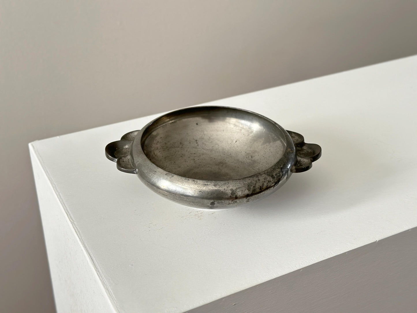 1931 – Art Deco pewter bowl with scalloped handles by Reed & Barton