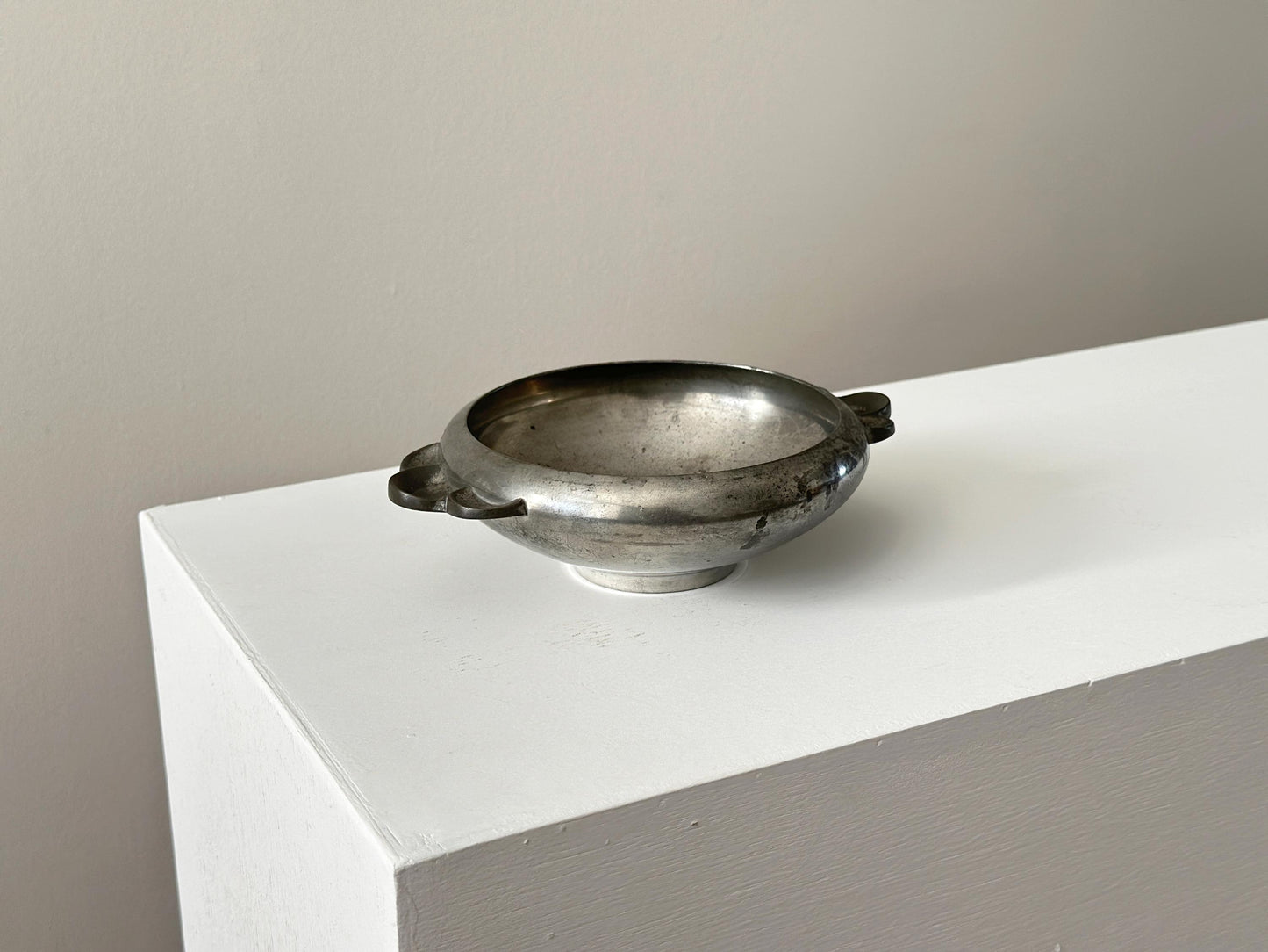 1931 – Art Deco pewter bowl with scalloped handles by Reed & Barton