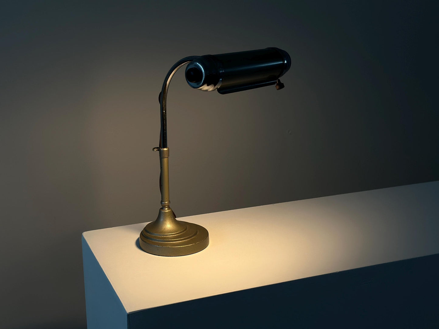 1930s – Adjustable Art Deco task desk lamp with streamline design