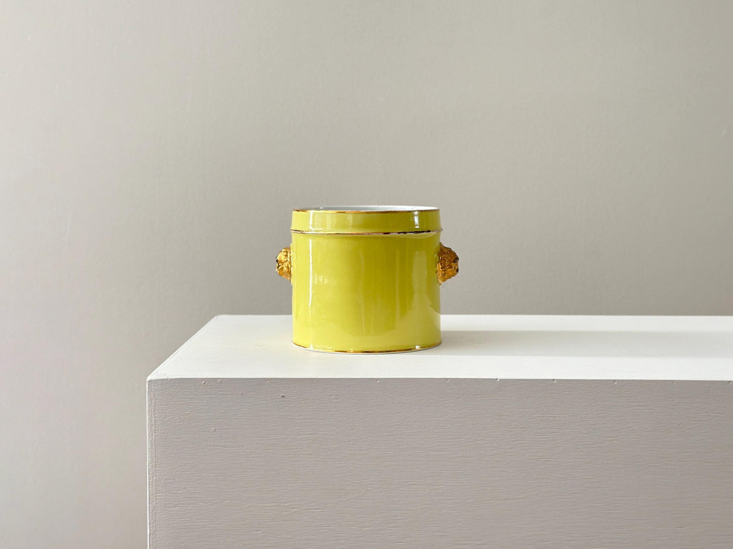 Meissen Lion head handled yellow ground wine bottle cooler or planter with gilt gold. Cachepot, Jardiniere.