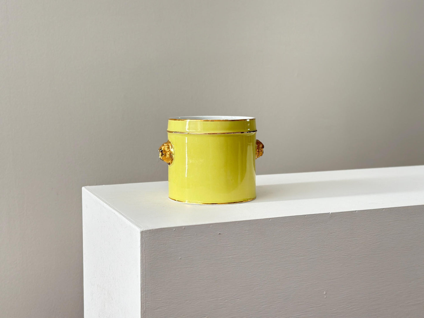 Meissen Lion head handled yellow ground wine bottle cooler or planter with gilt gold. Cachepot, Jardiniere.