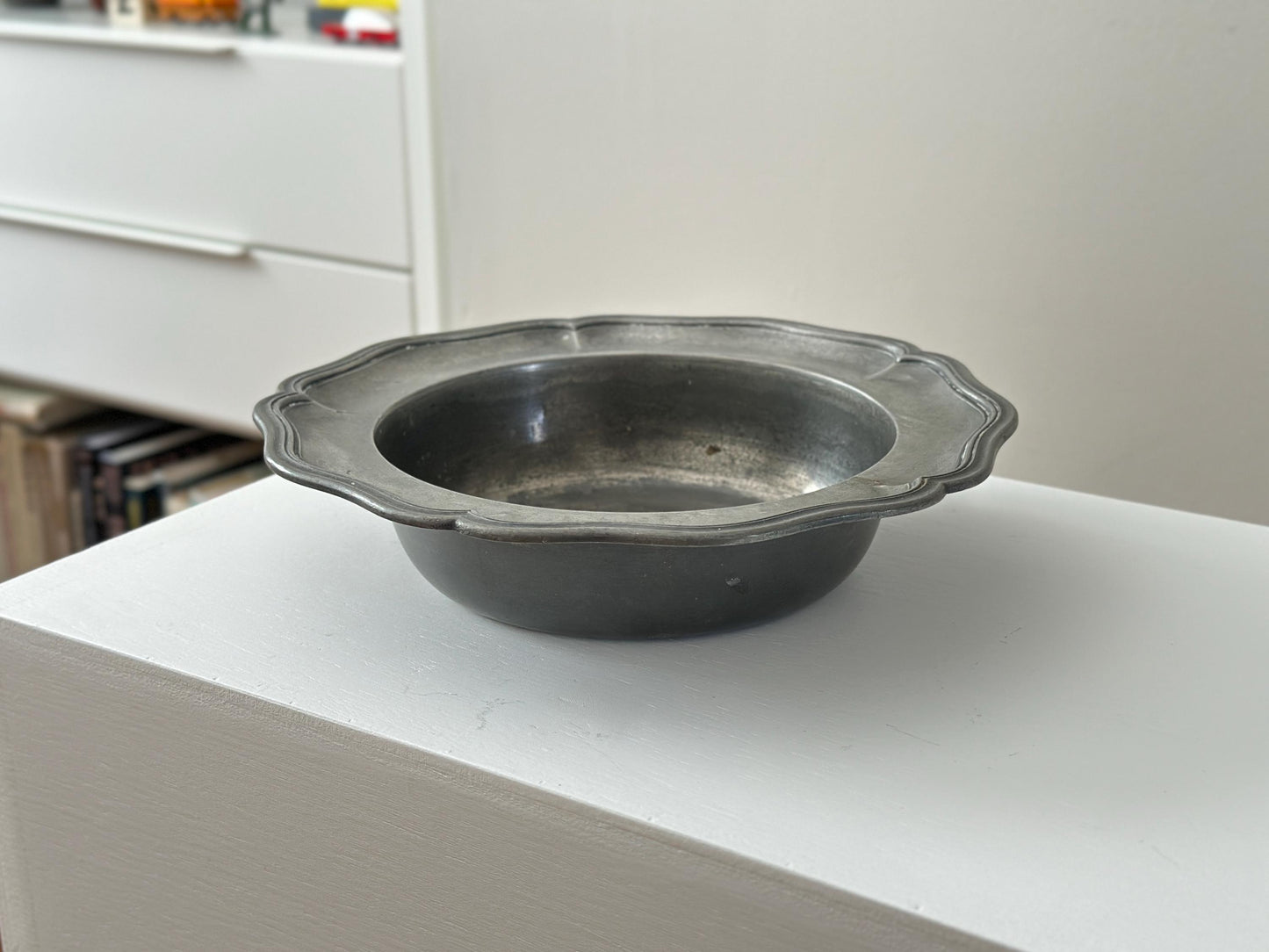 18th Century – Reeded scalloped edge Georgian-era pewter bowl