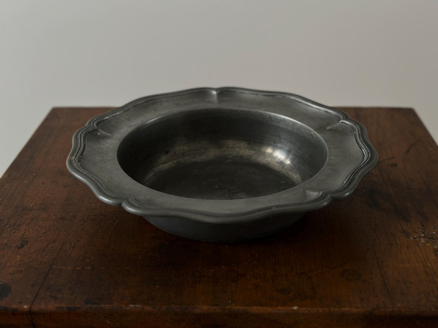 18th Century – Reeded scalloped edge Georgian-era pewter bowl