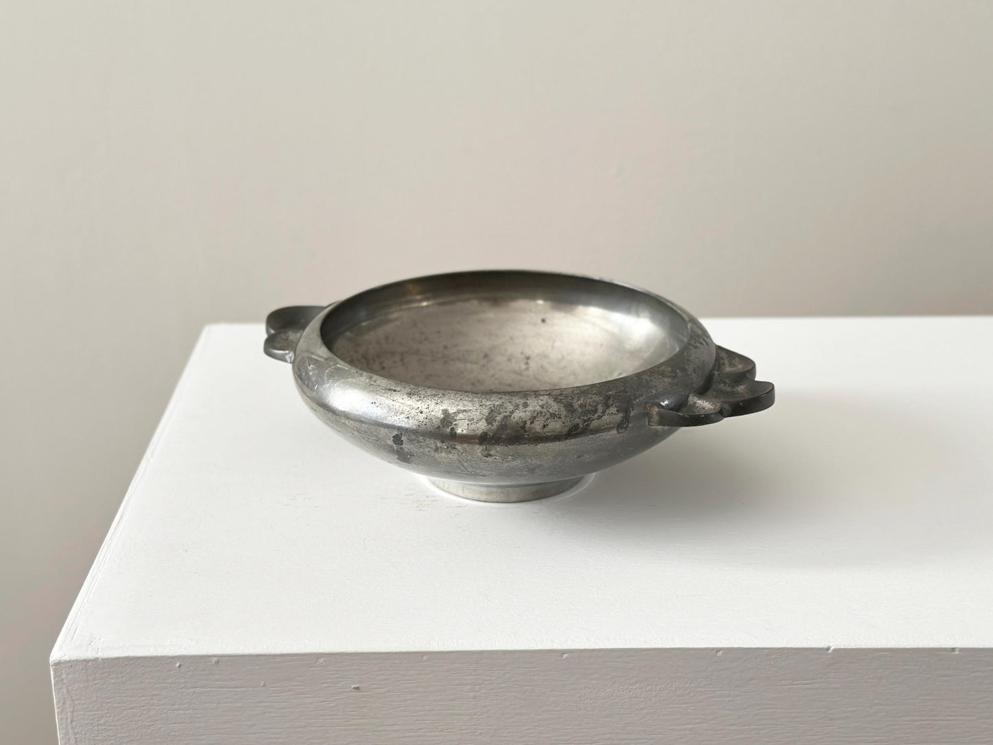 1931 – Art Deco pewter bowl with scalloped handles by Reed & Barton