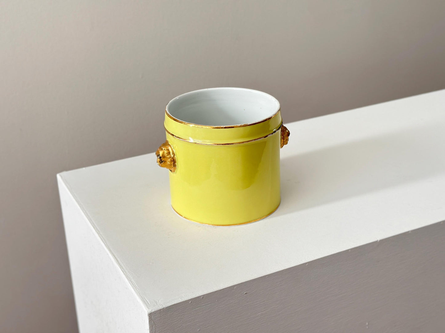 Meissen Lion head handled yellow ground wine bottle cooler or planter with gilt gold. Cachepot, Jardiniere.