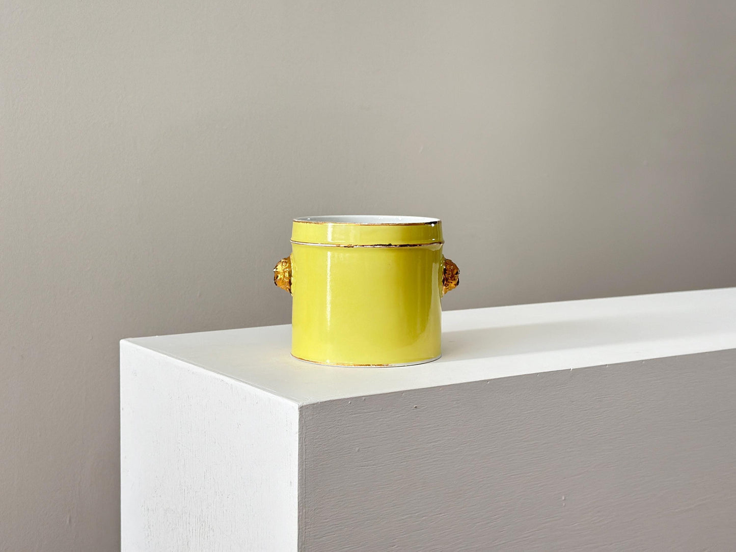 Meissen Lion head handled yellow ground wine bottle cooler or planter with gilt gold. Cachepot, Jardiniere.