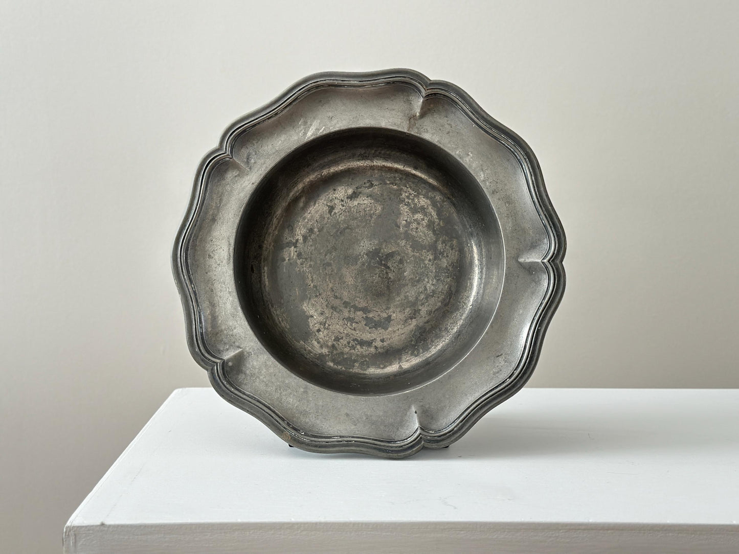 18th Century – Reeded scalloped edge Georgian-era pewter bowl