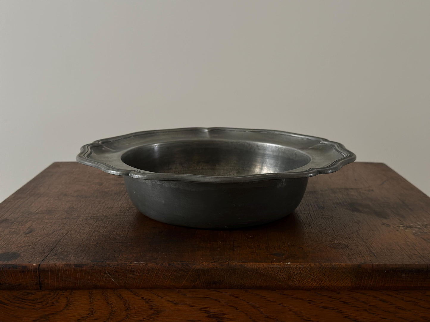 18th Century – Reeded scalloped edge Georgian-era pewter bowl