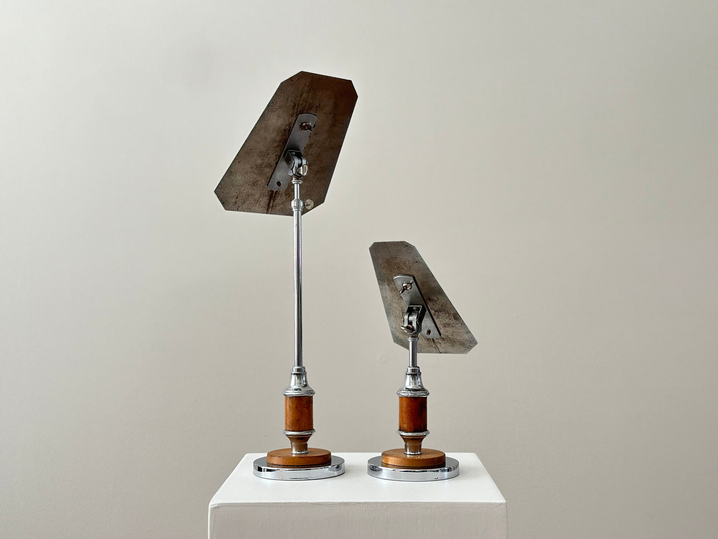 1930s – Pair of Art Deco display stands in burl wood and chrome