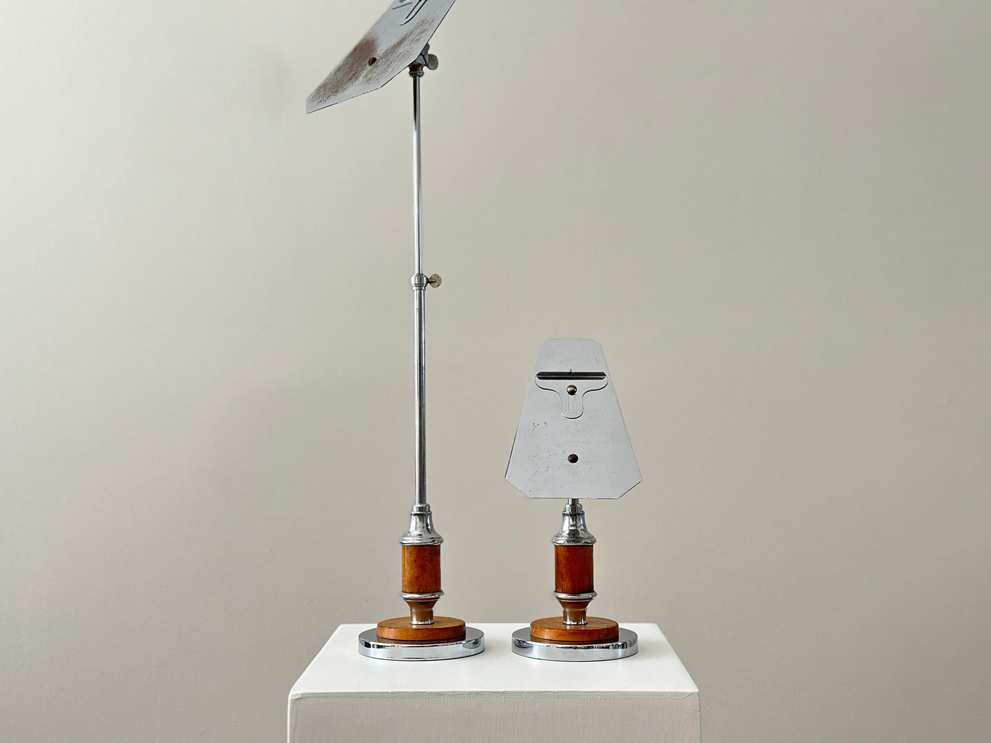 1930s – Pair of Art Deco display stands in burl wood and chrome