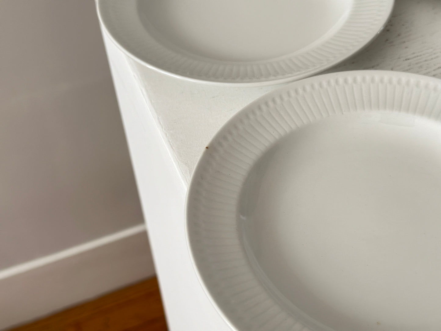 1957 – Set of 4 Rörstrand small white plates by Hertha Bengtson