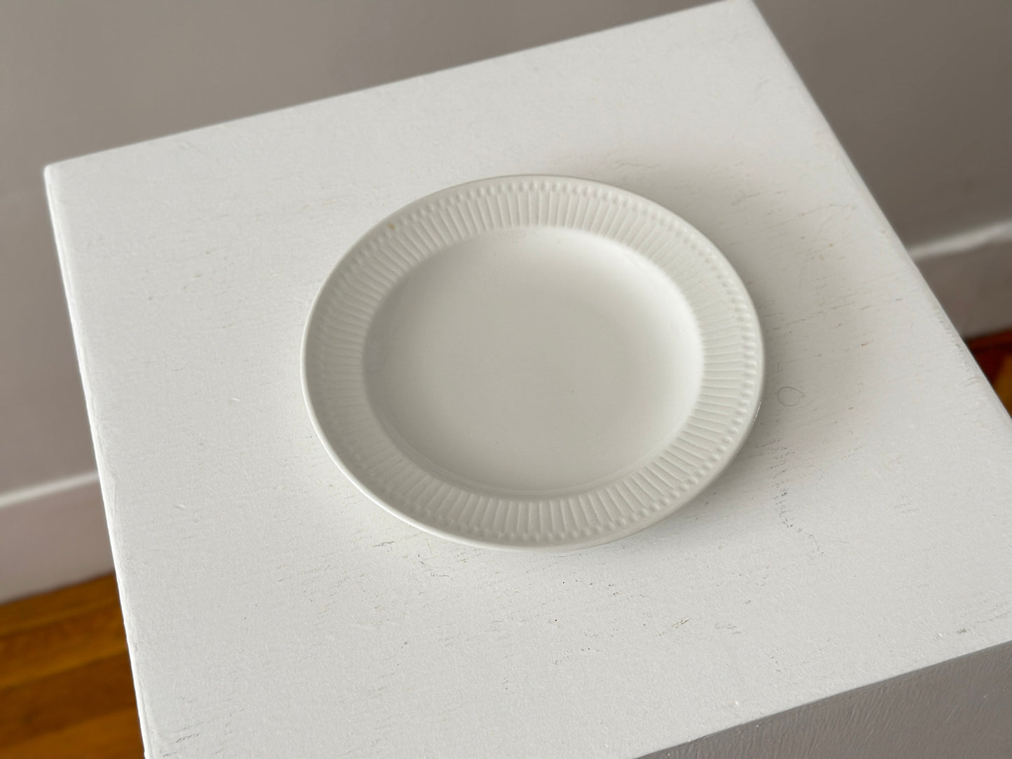 1957 – Set of 4 Rörstrand small white plates by Hertha Bengtson