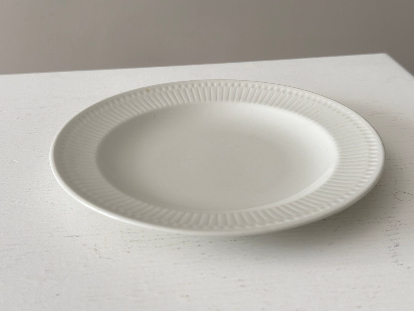 1957 – Set of 4 Rörstrand small white plates by Hertha Bengtson