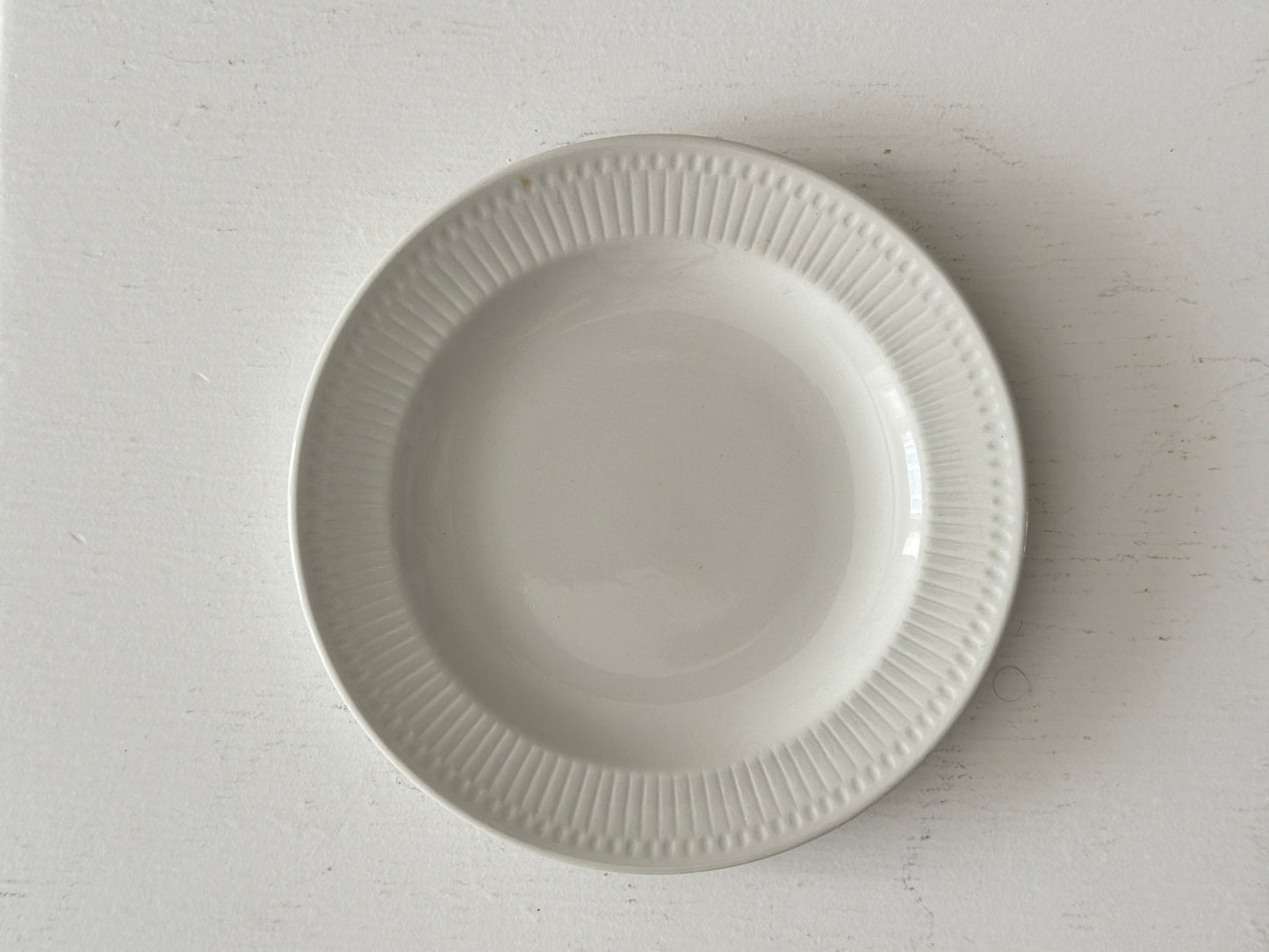 1957 – Set of 4 Rörstrand small white plates by Hertha Bengtson