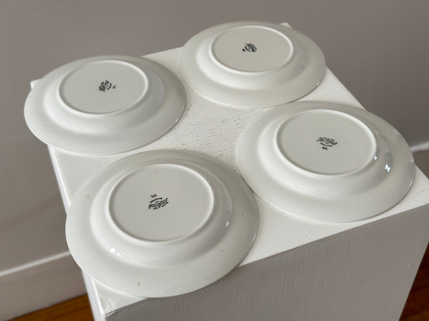 1957 – Set of 4 Rörstrand small white plates by Hertha Bengtson