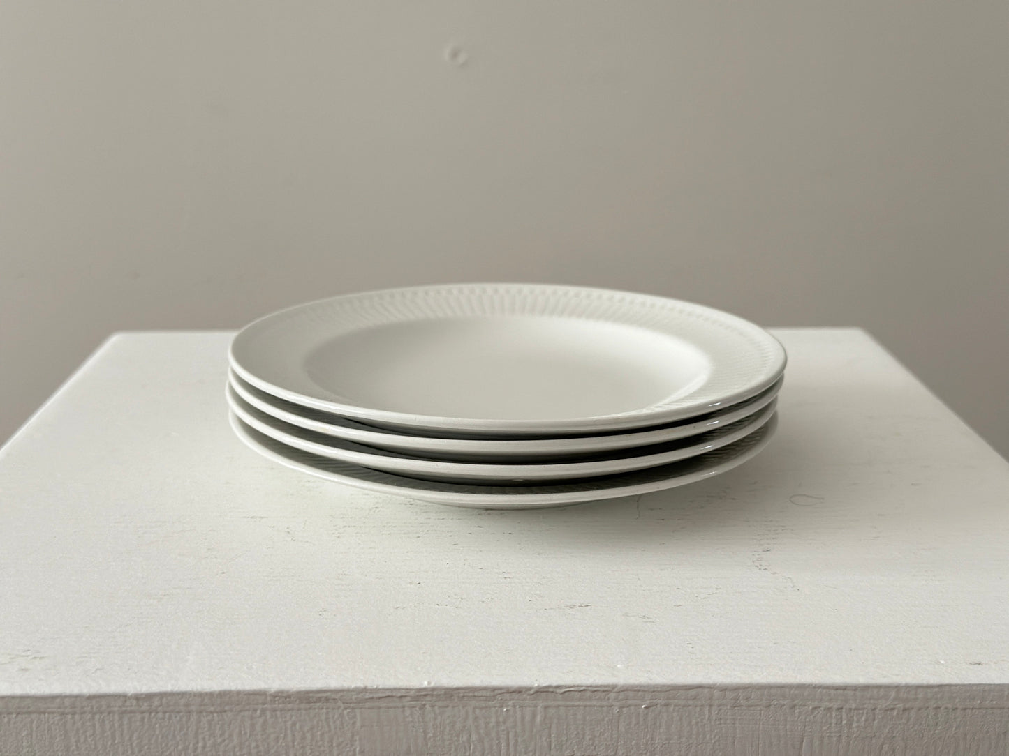 1957 – Set of 4 Rörstrand small white plates by Hertha Bengtson