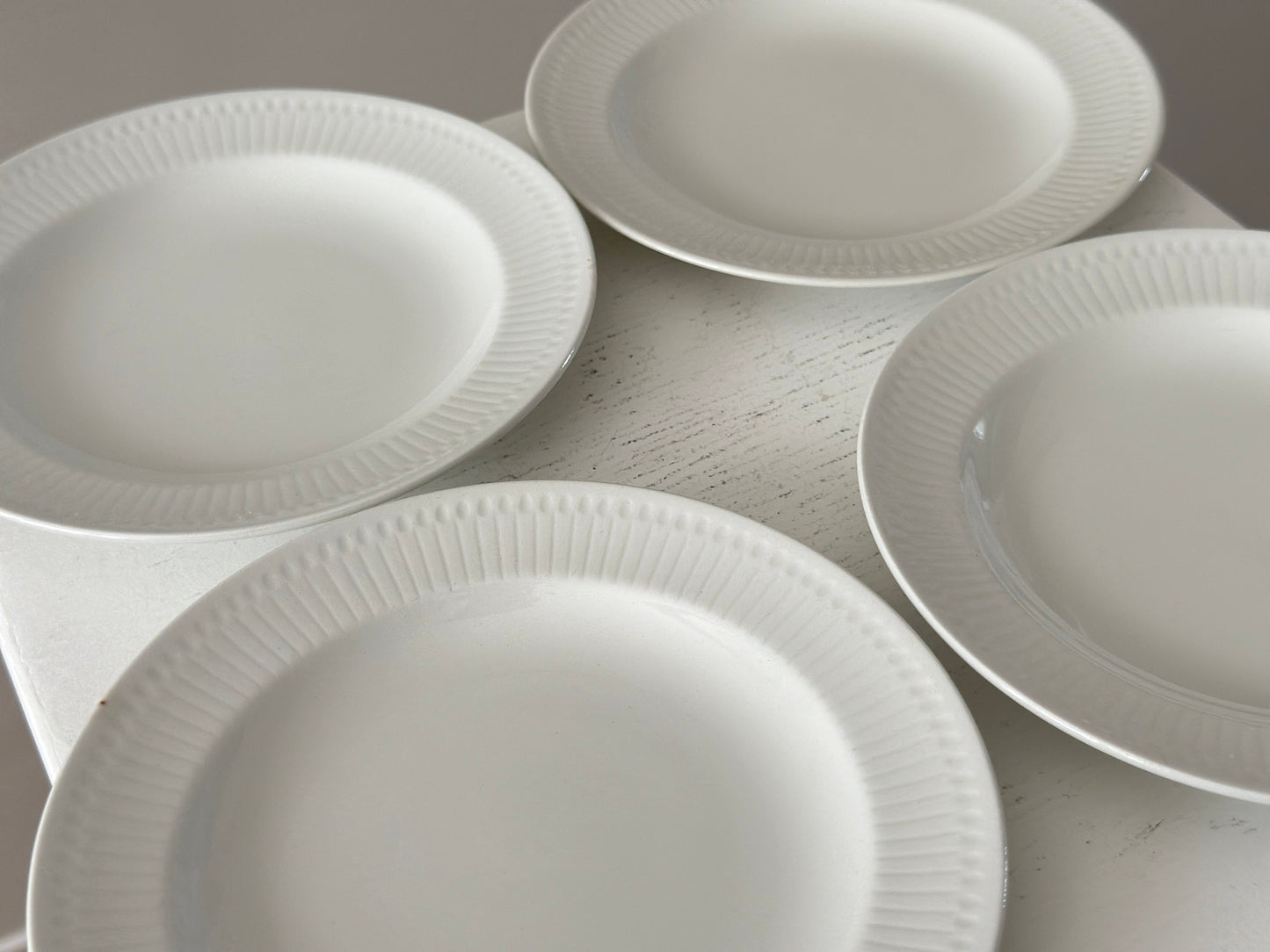 1957 – Set of 4 Rörstrand small white plates by Hertha Bengtson