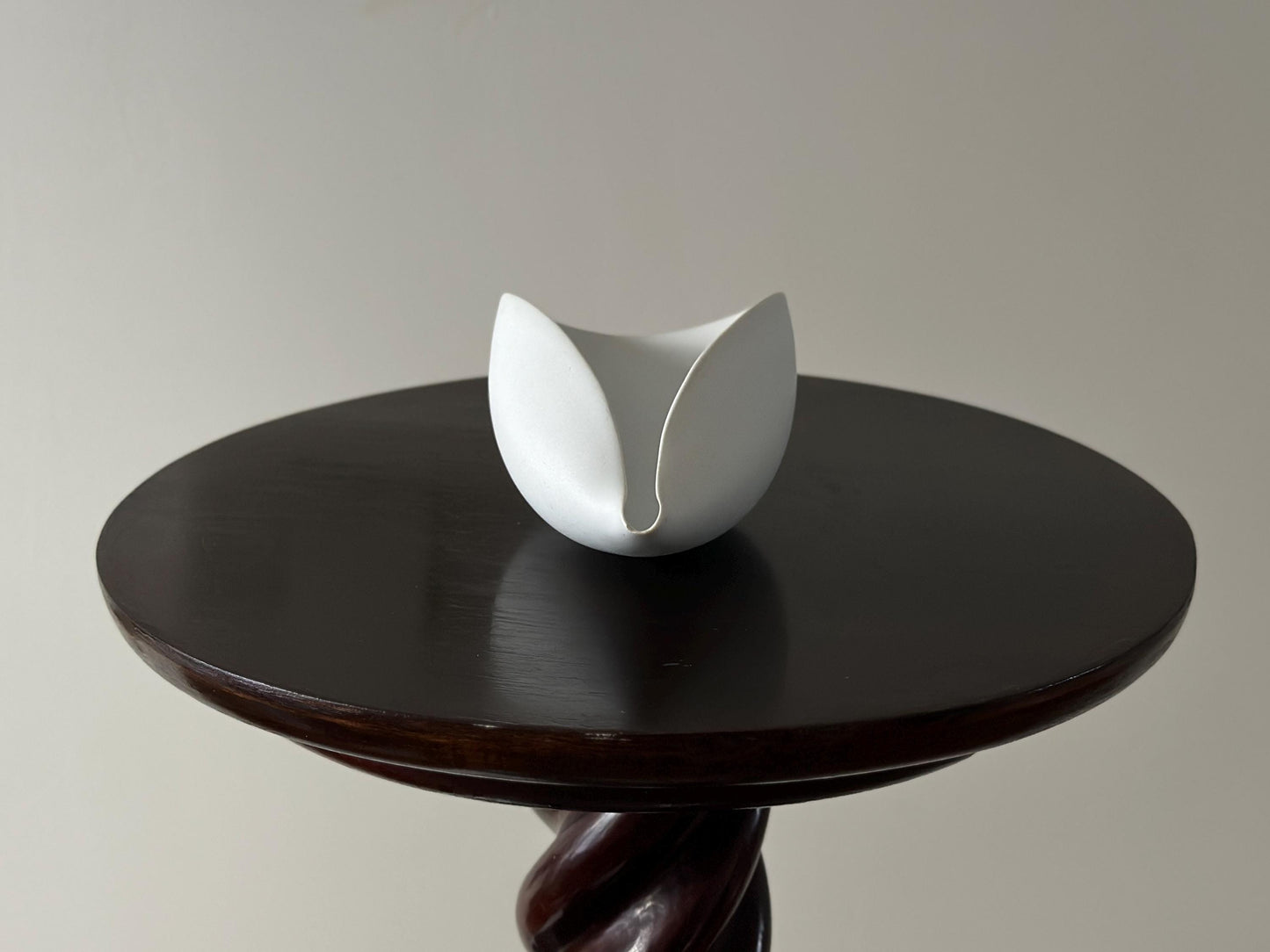 1950 – White Veckla sculptural bowl by Stig Lindberg for Gustavsburg