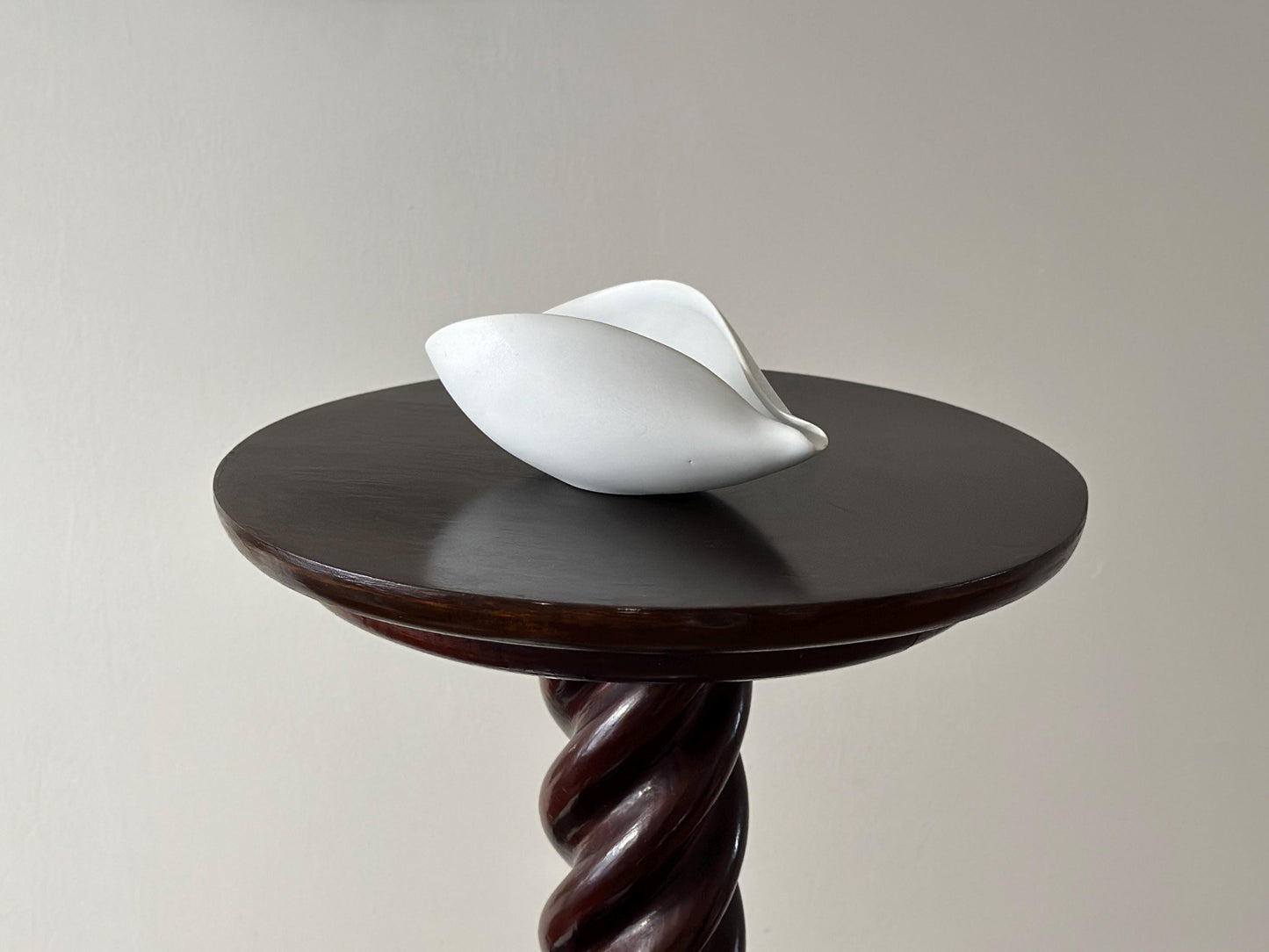 1950 – White Veckla sculptural bowl by Stig Lindberg for Gustavsburg