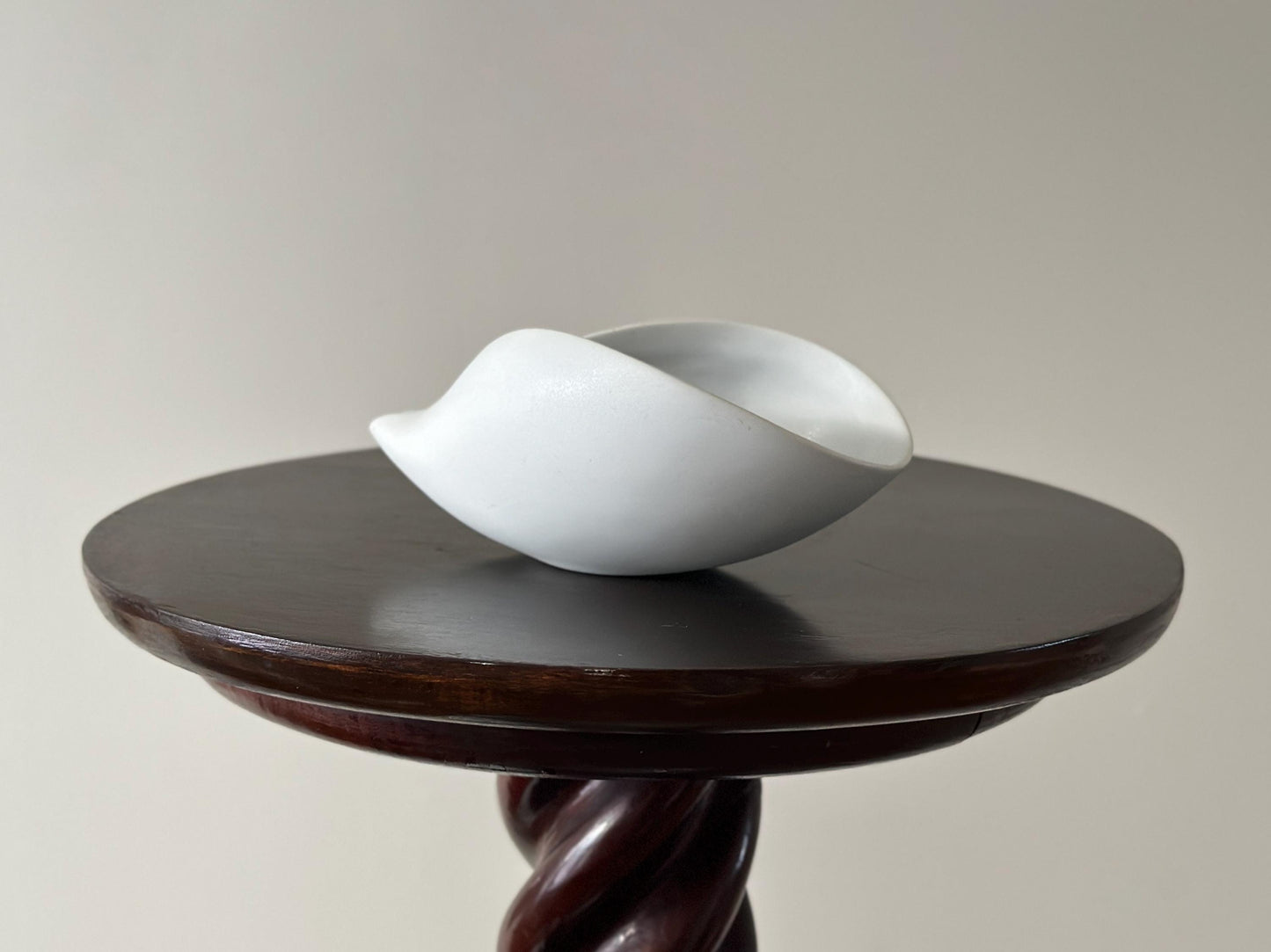 1950 – White Veckla sculptural bowl by Stig Lindberg for Gustavsburg