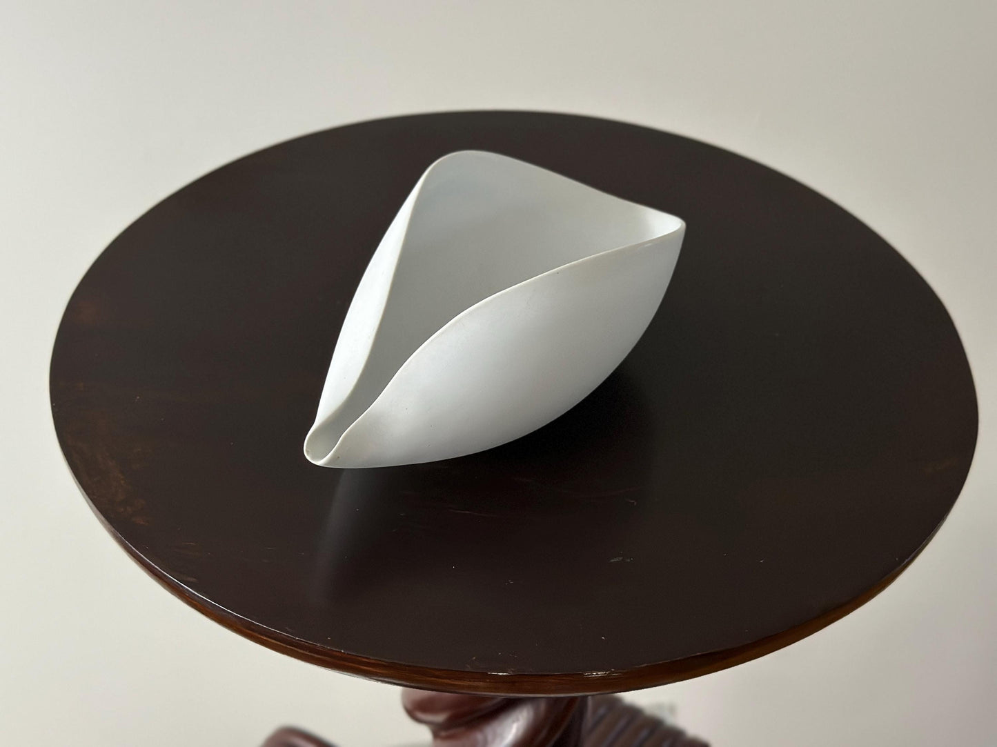 1950 – White Veckla sculptural bowl by Stig Lindberg for Gustavsburg