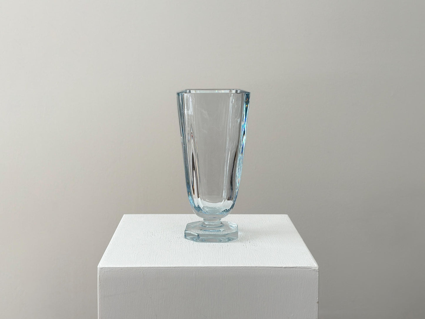 1950s – Large blue tinted crystal vase by Strömbergshyttan