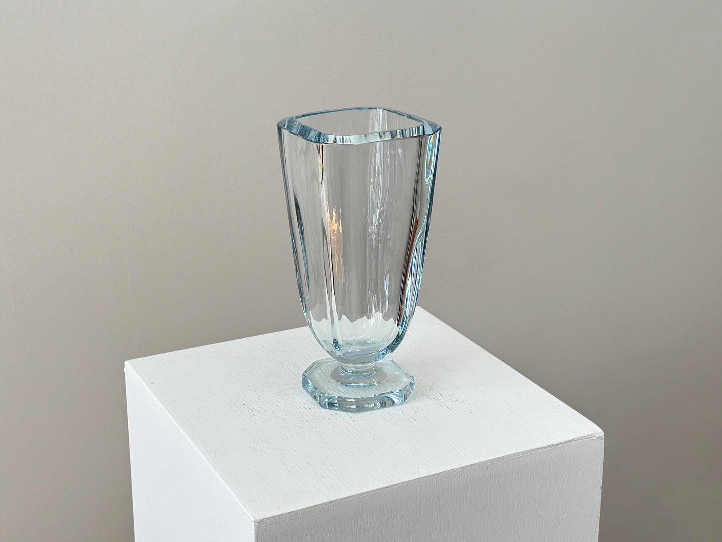 1950s – Large blue tinted crystal vase by Strömbergshyttan