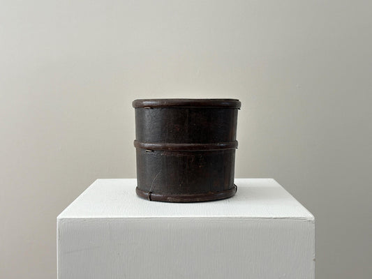 19th Century – Antique Chinese wooden bucket with iron bands, Qing-dynasty era, rustic and weathered.