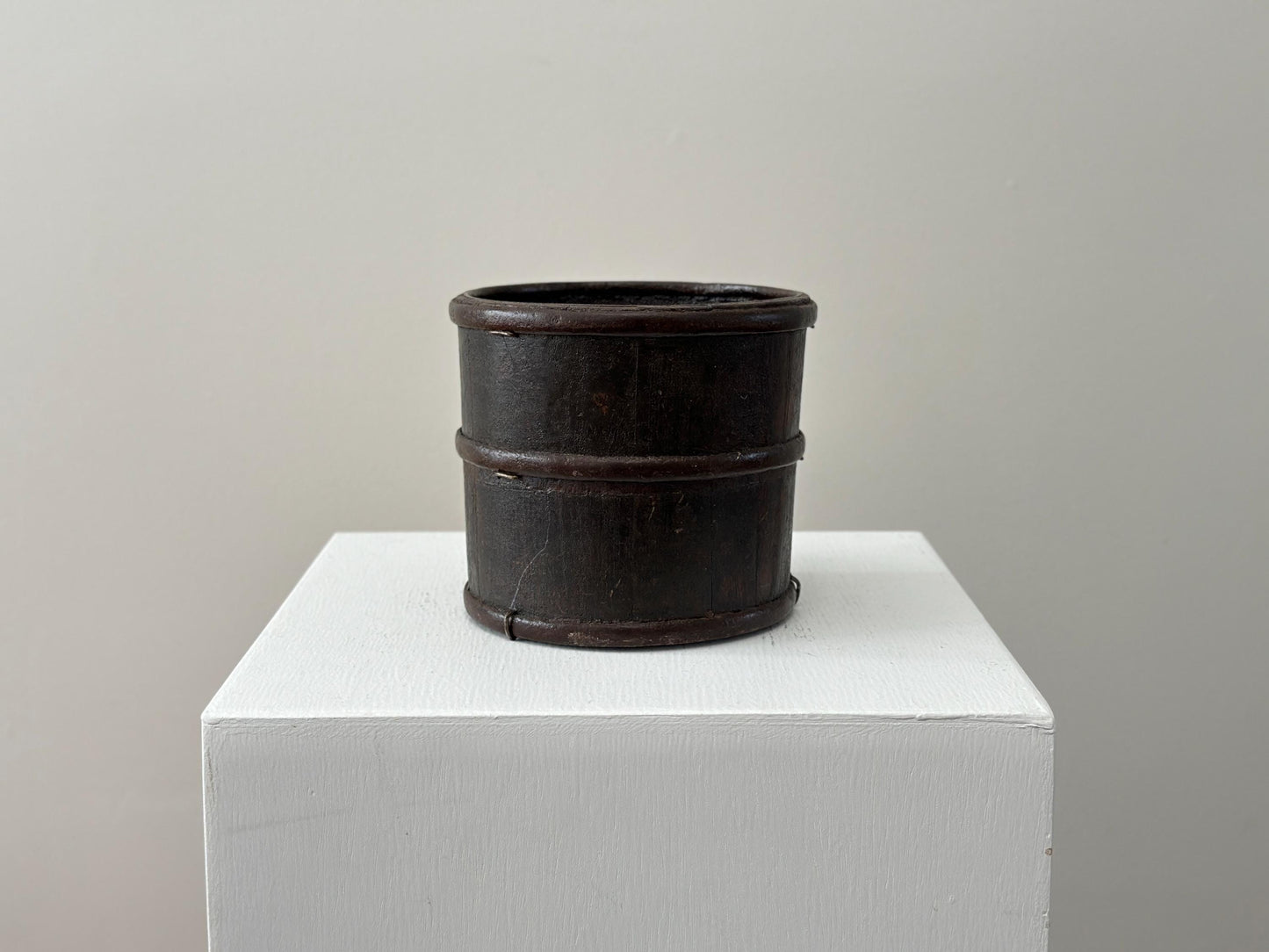 19th Century – Antique Chinese wooden bucket with iron bands, Qing-dynasty era, rustic and weathered.