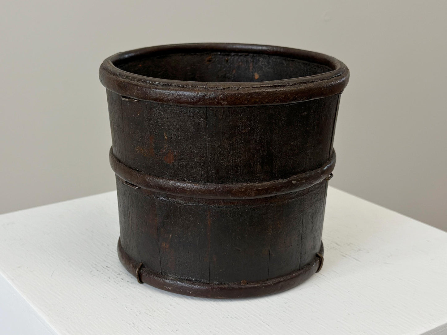 19th Century – Antique Chinese wooden bucket with iron bands, Qing-dynasty era, rustic and weathered.