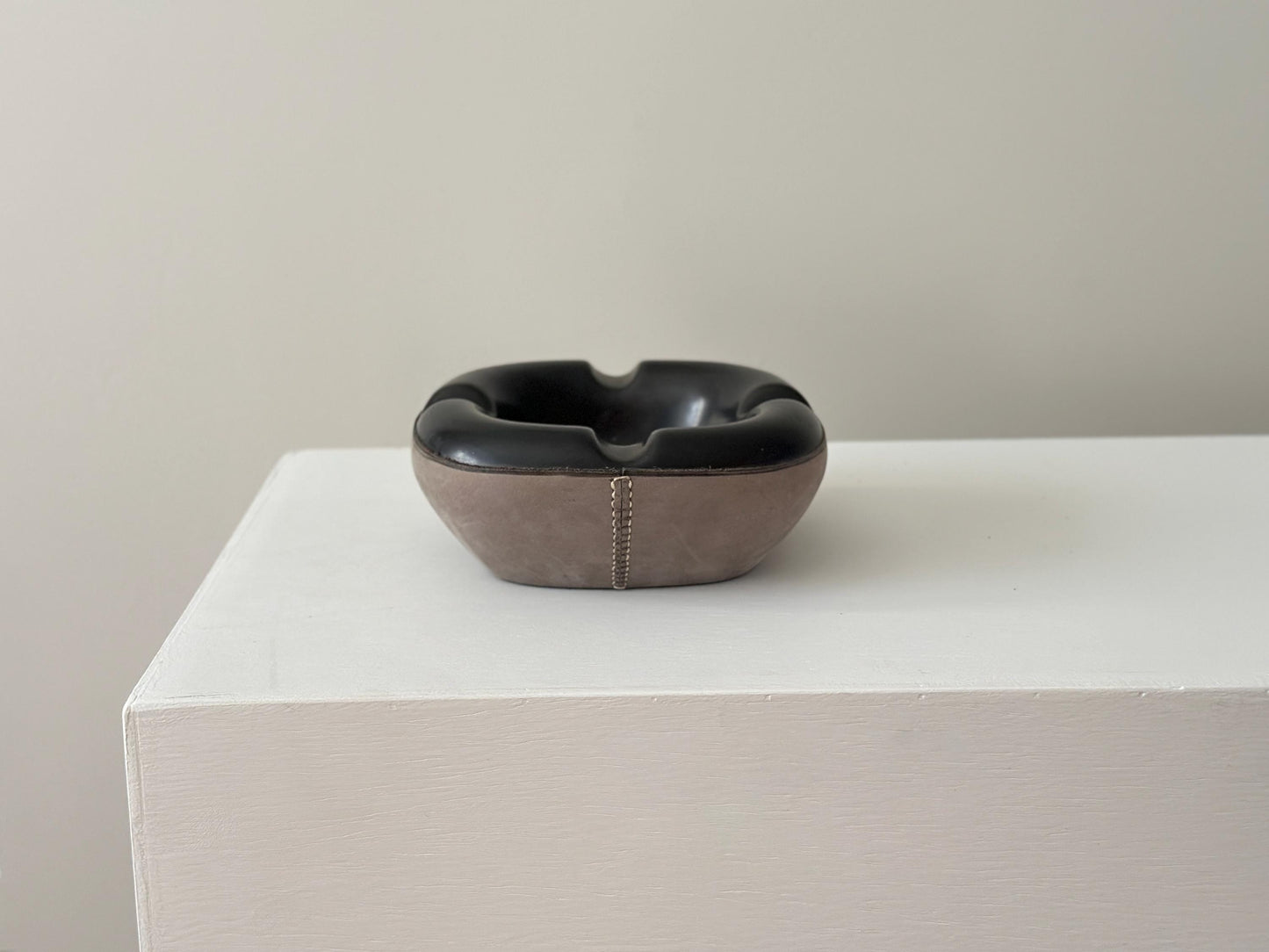 1950s – Vintage Longchamp ashtray in glazed ceramic and leather