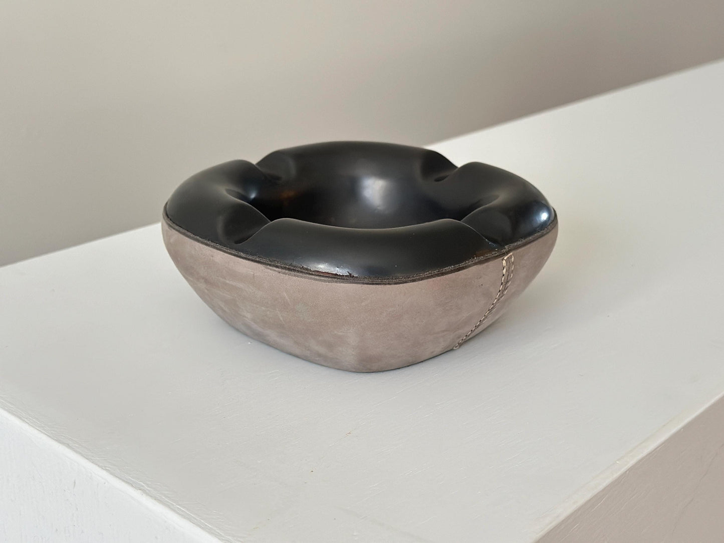 1950s – Vintage Longchamp ashtray in glazed ceramic and leather