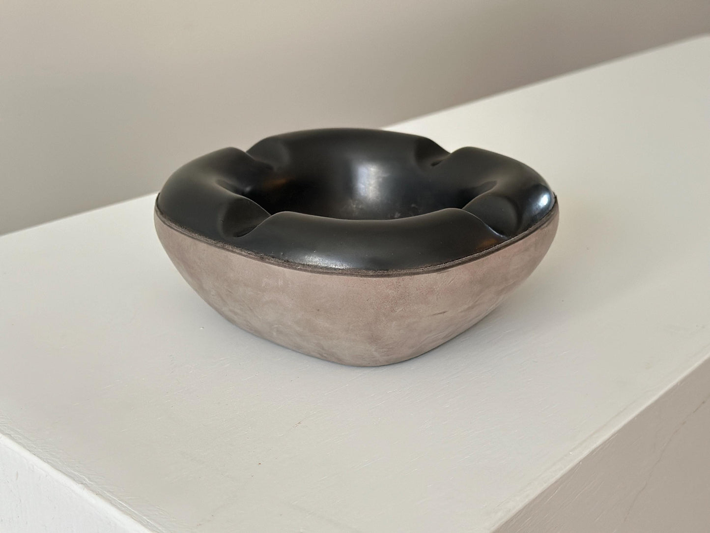 1950s – Vintage Longchamp ashtray in glazed ceramic and leather