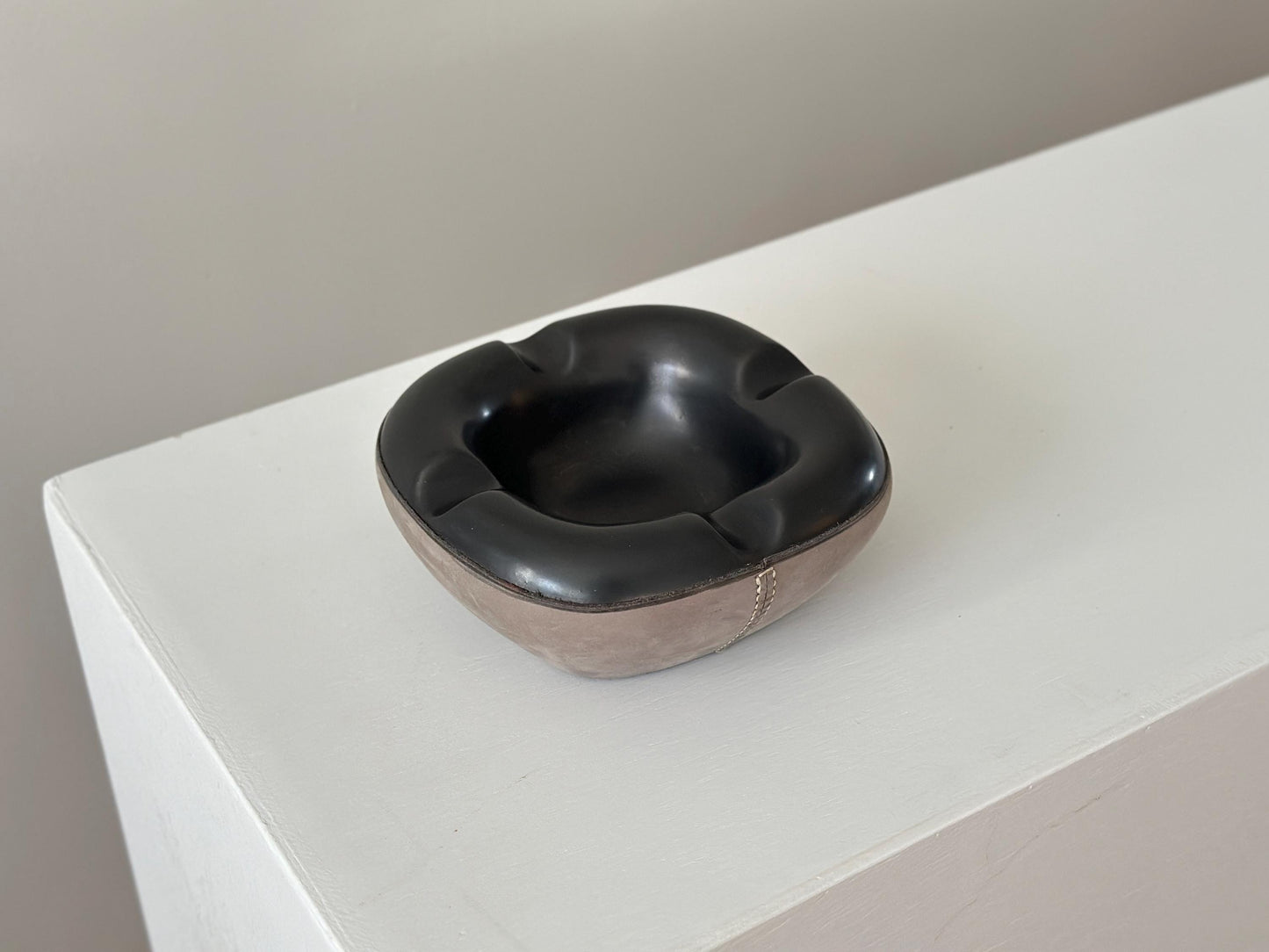1950s – Vintage Longchamp ashtray in glazed ceramic and leather