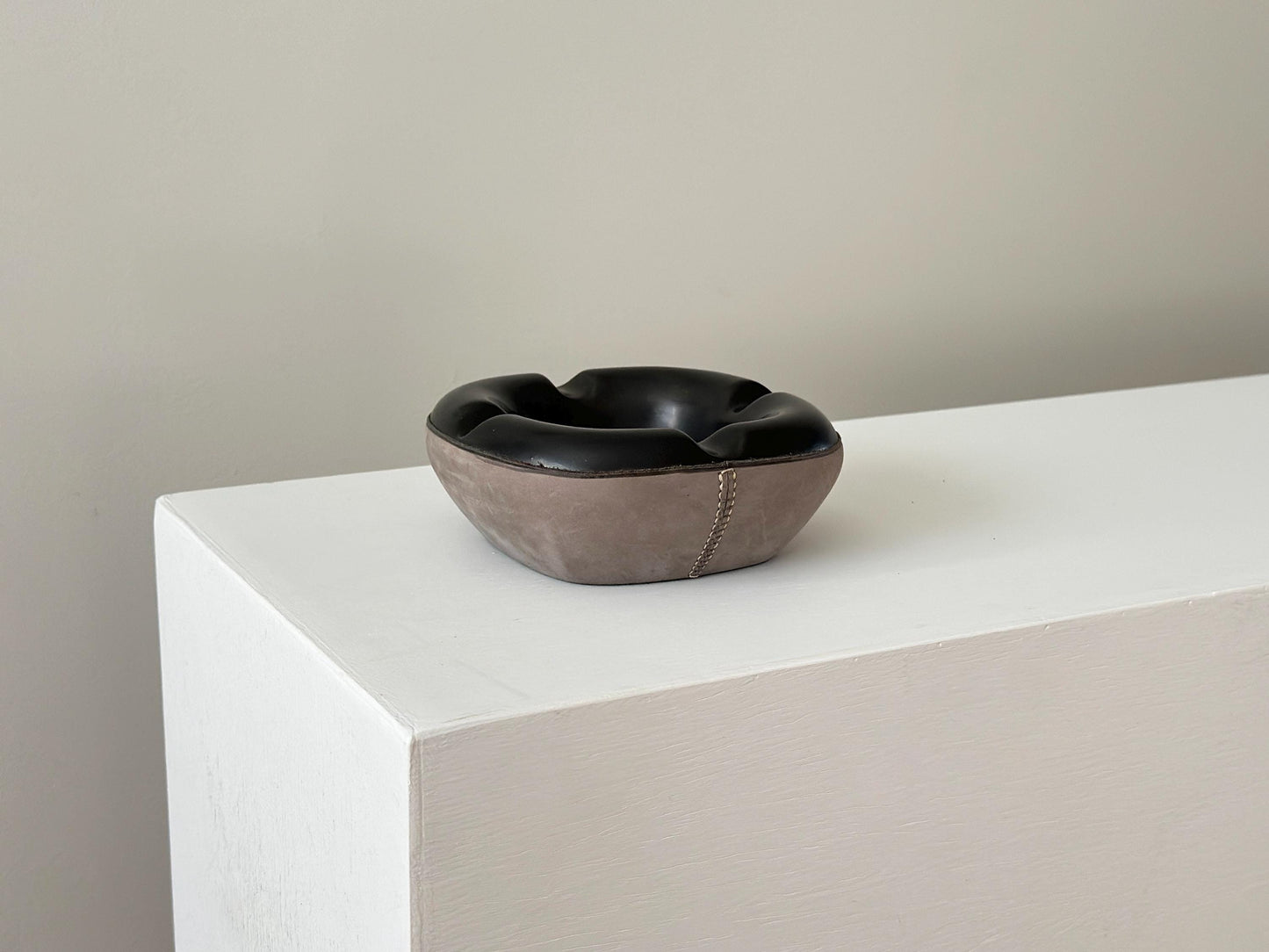 1950s – Vintage Longchamp ashtray in glazed ceramic and leather