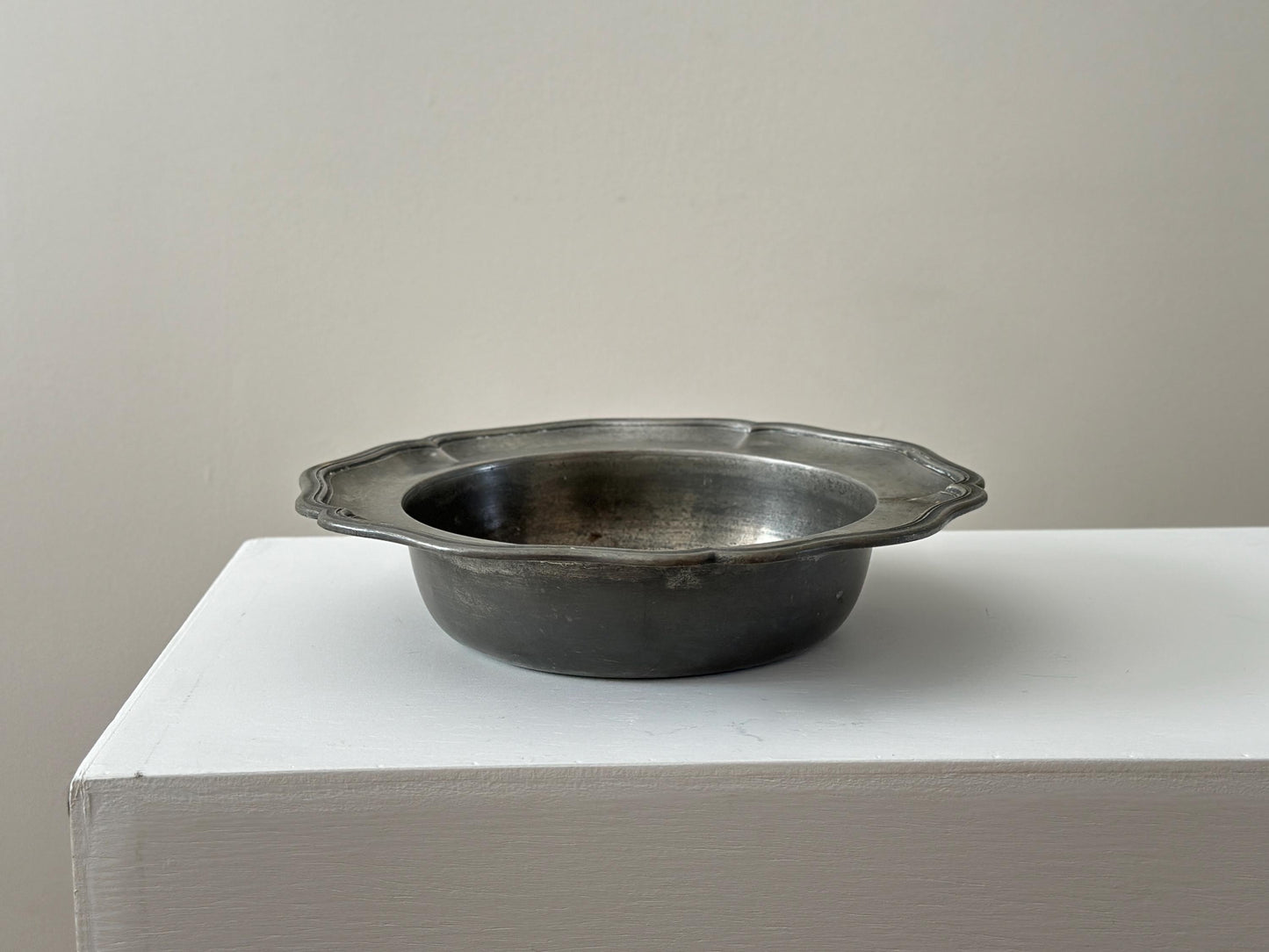 18th Century – Reeded scalloped edge Georgian-era pewter bowl