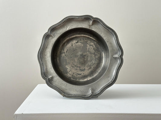 18th Century – Reeded scalloped edge Georgian-era pewter bowl